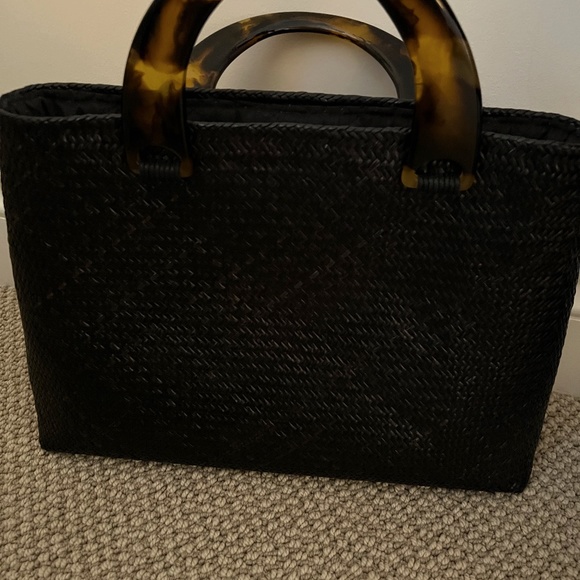 Black straw handbag with tortoise shell handle. - Picture 1 of 8